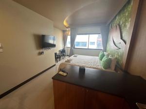 Ban Na SongにあるLe Ram Hotel No windowsのベッドルーム(ベッド1台、デスク、テレビ付)