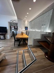 a dining room with a table and a piano at Very nice flat in Lerici 5 terre Villa Aurora in centro con parcheggio in Lerici