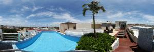 una gran piscina en la parte superior de un edificio en Hotel 770, en Playa del Carmen