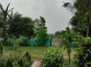 Un jardín fuera de Sudarshan Resort