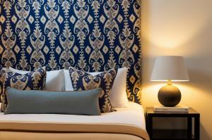 Schlafzimmer mit einem Bett mit einer blauen und weißen Tapete in der Unterkunft Boutique Hotel Stari Grad in Dubrovnik