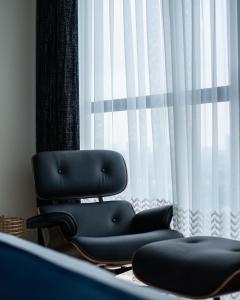 twee stoelen voor een raam bij GTC Residence in Nairobi