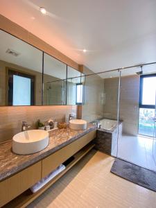 een grote badkamer met 2 wastafels en een douche bij GTC Residence in Nairobi +39 foto's