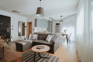 a living room with a couch and a table at Apartman V u centru Kutine in Kutina