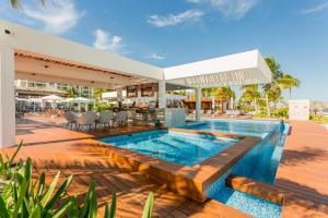 una imagen de una piscina en una villa en Increíble dpto de lujo con acceso a club de playa, en Cancún