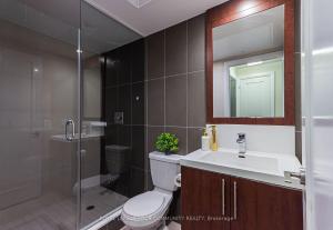ein Badezimmer mit Toilette, Waschbecken und Dusche in der Unterkunft Sleek 1BR & Sttudy Condo - CN Tower, Skyline view - North York in Toronto