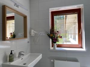 Koupelna v ubytování APARTMÁNY ŠÁRKA