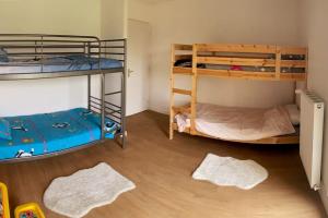 Ένα ή περισσότερα κρεβάτια σε δωμάτιο στο Maison familiale forêt à pied