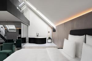 Un pat sau paturi într-o cameră la The Amauris Vienna - Relais & Châteaux