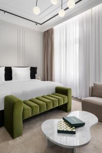 Un pat sau paturi într-o cameră la The Amauris Vienna - Relais & Châteaux