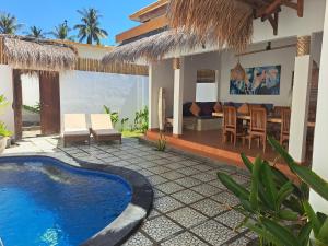 Villa con piscina y sala de estar. en Golden Villa, en Gili Trawangan