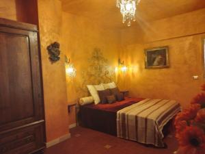 a bedroom with a bed and a chandelier at Villa el Pavo Real Arezzo in Arezzo +24 photos