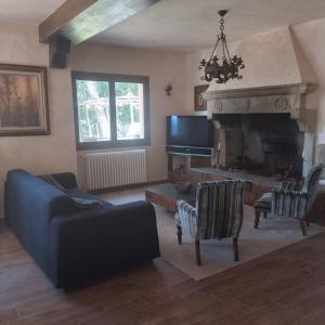 a living room with a couch and a fireplace at Villa el Pavo Real Arezzo in Arezzo