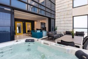 Kolam renang di atau dekat dengan Sea-Breeze Penthouse with Jacuzzi