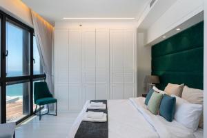 Katil atau katil-katil dalam bilik di Sea-Breeze Penthouse with Jacuzzi +34 gambar