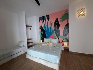 1 dormitorio con cama azul y papel pintado tropical en Golden Villa, en Gili Trawangan 63 fotos más