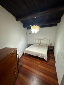 a bedroom with a bed and a wooden floor at B&B La Torre in Trentinara