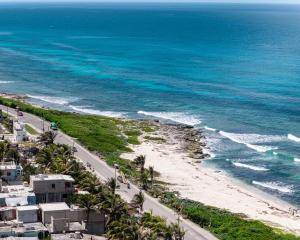una vista aérea de una playa y el océano en Yaxche by Andiani Travel, en Isla Mujeres