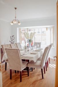 Fotografie z fotogalerie ubytování Large Family Home with Free Parking v destinaci Pool