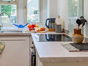 Η κουζίνα ή μικρή κουζίνα στο 1 Bed in Malmesbury 95500 +4 φωτογραφίες
