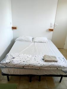 Postel nebo postele na pokoji v ubytování Les Chambres Studios de Pleslin-Foucher