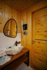 Koupelna v ubytování Glamping Martini Kvariati with pool