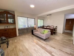 坎昆Habitación dentro de un departamento muy bien ubicado的客厅里有一张沙发和一张桌子。