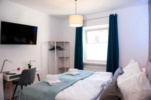 Postel nebo postele na pokoji v ubytování Savor Appartement 5 Personen 2 Schlafzimmer Babybett Netflix Balkon Zentrum