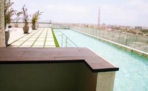 una piscina en la azotea de un edificio en DakarByDays DBD011 Appartement Astou 3 chambres, en Dakar