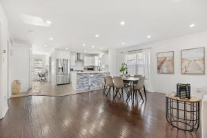 Una cocina y una sala de estar con mesa y sillas. en The Nautical Nook Luxury Beach House, en Hamilton