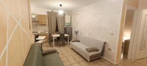 a living room with a couch and a kitchen at Casa di Giotu in Villanova dʼAsti