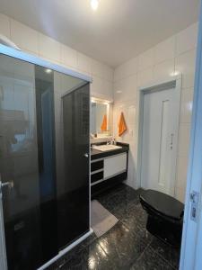 Rio ForcaçãoにあるSuite no centro de Doutor Pedrinhoのバスルーム(黒いトイレ、シンク付)