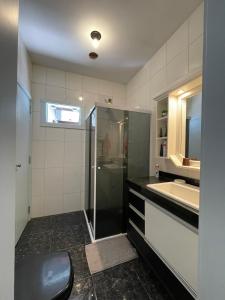 Rio ForcaçãoにあるSuite no centro de Doutor Pedrinhoのシャワーと洗面台付きのバスルーム