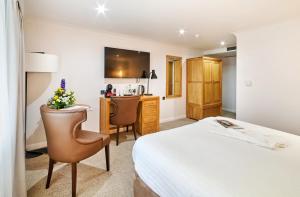 a hotel room with a bed and a kitchen at Milford Hall Salisbury in Salisbury +57 photos