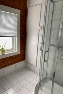 a bathroom with a shower and a window at Leilighet i villa, 3 soverom med parkering-nær sentrum - Open for ONS 2026 in Stavanger
