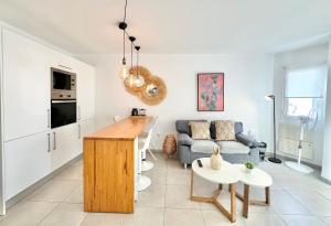 Televízia a/alebo spoločenská miestnosť v ubytovaní Chocolate Cookie- Piscina, terraza soleada, cocina completa y WIFI + 23 fotografií
