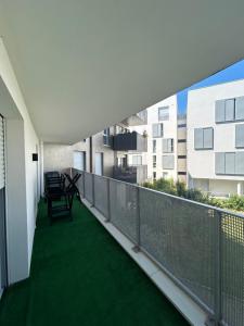 balcón con sillas y alfombra verde en Ana, en Champigny-sur-Marne