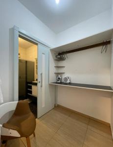 Rio ForcaçãoにあるSuite no centro de Doutor Pedrinhoの椅子とテーブルのあるリビングルーム