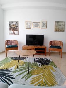 Televiisor ja/või meelelahutuskeskus majutusasutuses Sunlight Apartment Shkoder