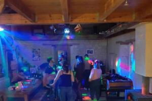 Saint-Amans-de-PellagalにあるVilla Stephano top pour un week-end festifのネオンライトの部屋に立つ集団 +54枚の写真