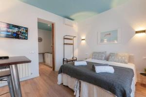 a bedroom with a bed and a desk in it at ºººººPS New Atocha City Centre WiFi AC SmartTVººººº in Madrid