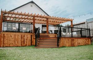 River CharloOakes House的一个带甲板和凉亭的房子