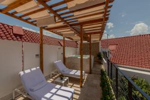 Rõdu või terrass majutusasutuses Hotel Boutique Bovedas de Santa Clara By Accor