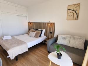 Postel nebo postele na pokoji v ubytování Acuario Moderno estudio Vistas al mar