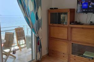 Un televizor și/sau centru de divertisment la Studio près de la mer et marina