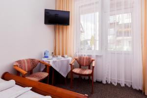 a room with a table and chairs and a window at Willa Daria in Władysławowo
