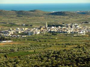 an aerial view of a small town on a hill at Apartamento para 6 personas en Alcalá de Xivert in Alcalá de Chivert