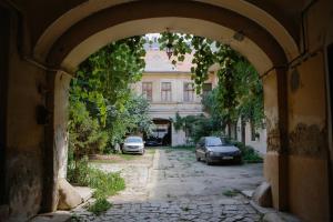 une arche avec des voitures garées devant un bâtiment dans l'établissement Contessa Central Studio II, à Cluj-Napoca