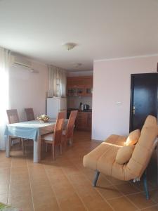 a kitchen and dining room with a table and a couch at Aurora Spa in Kunje