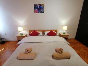 赛斯韦泰Cozy 1-bdrm apt in Dubec, ideal for work or study的一间卧室，床上有两条毛巾